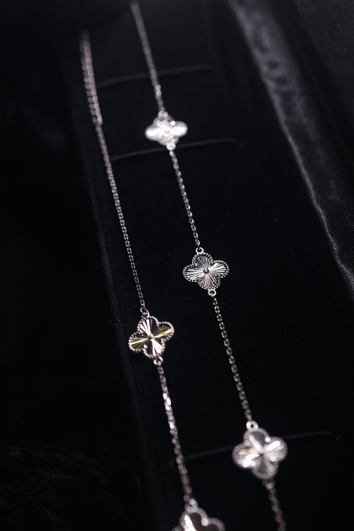 Four leaf silver chain