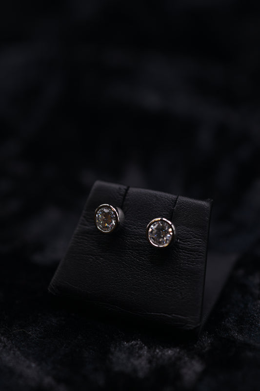 Round Moissonite Studs